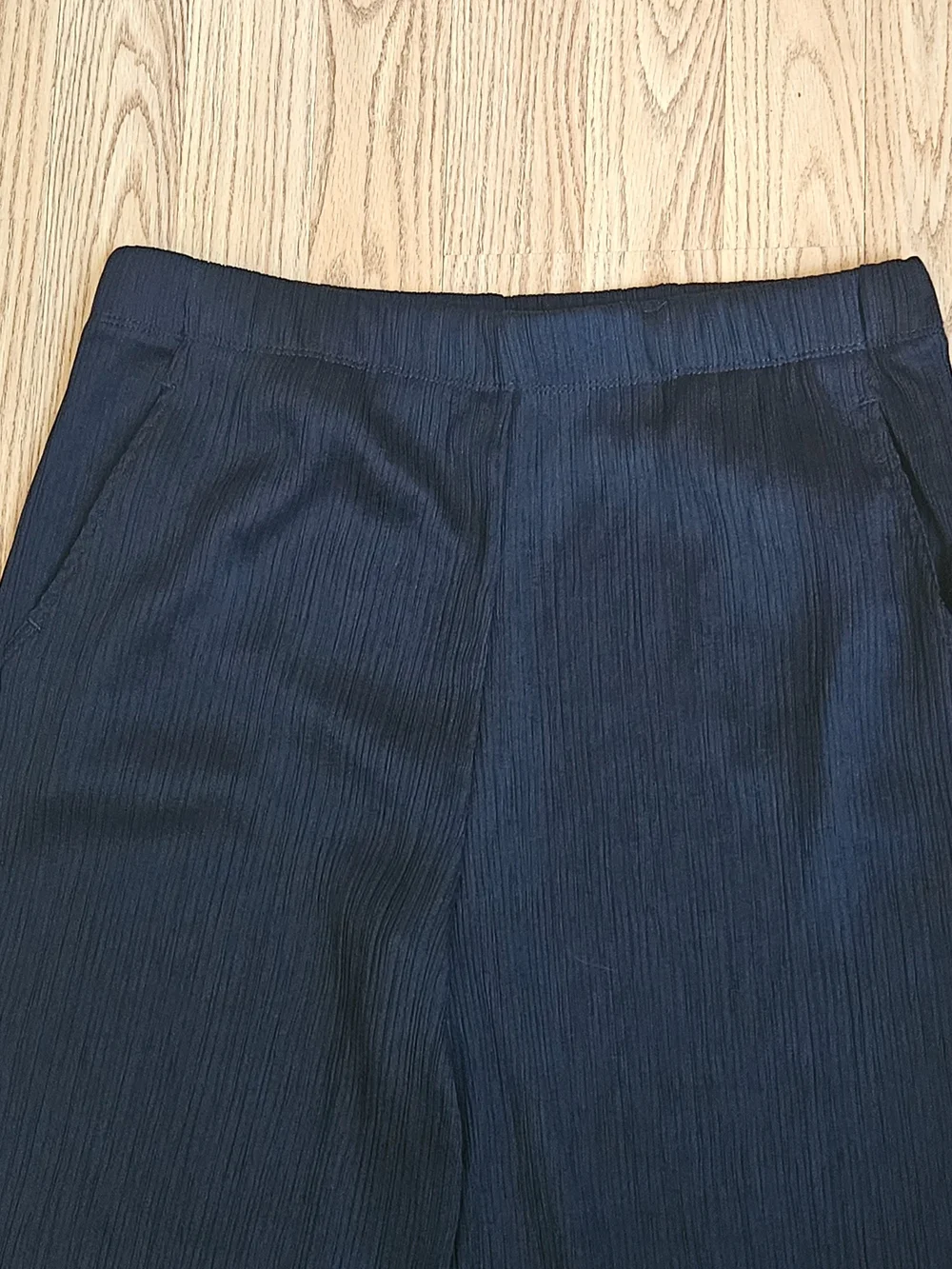 Chico's Women's Black Textured Crinkle Wide Leg Pants Pockets Petite Size 1P MP - Picture 3 of 15